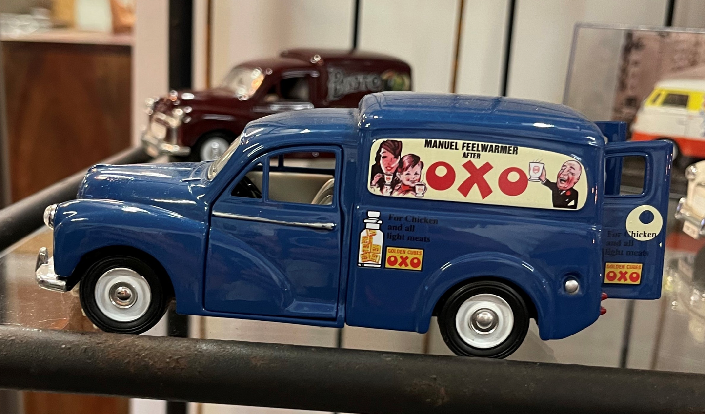 Morris Minor i farven blå med logo