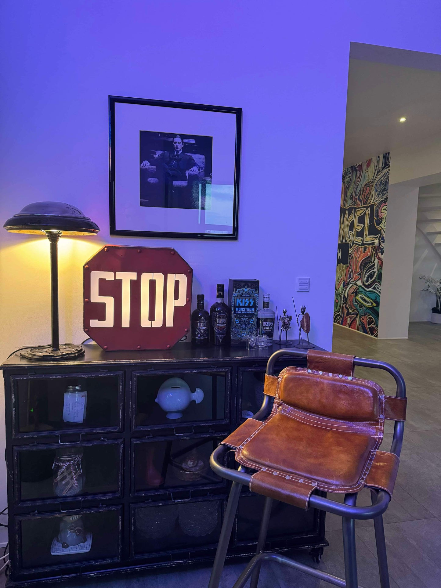 Metal skilt med logo og lys