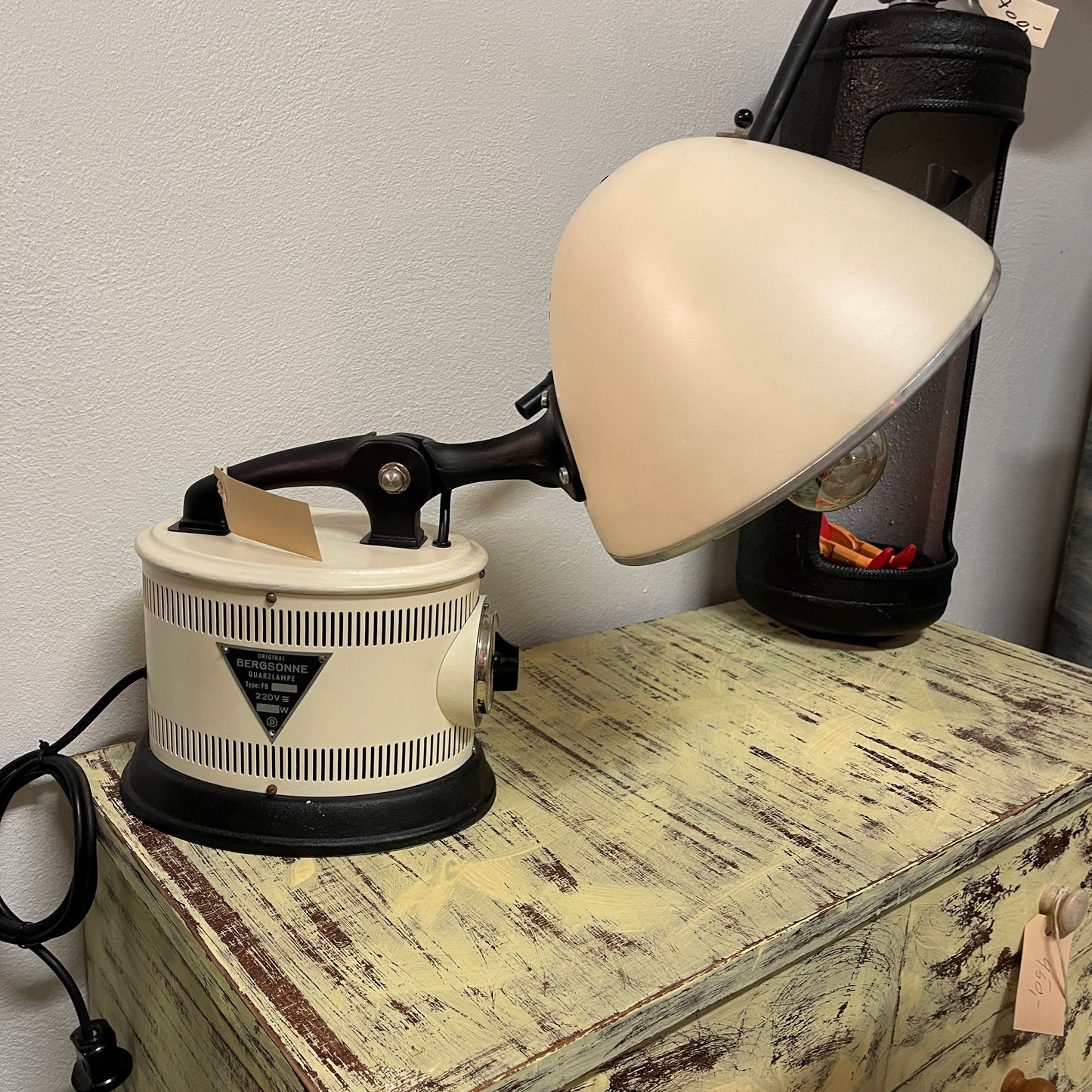 Bergsonne bordlampe i hvidmalet metal