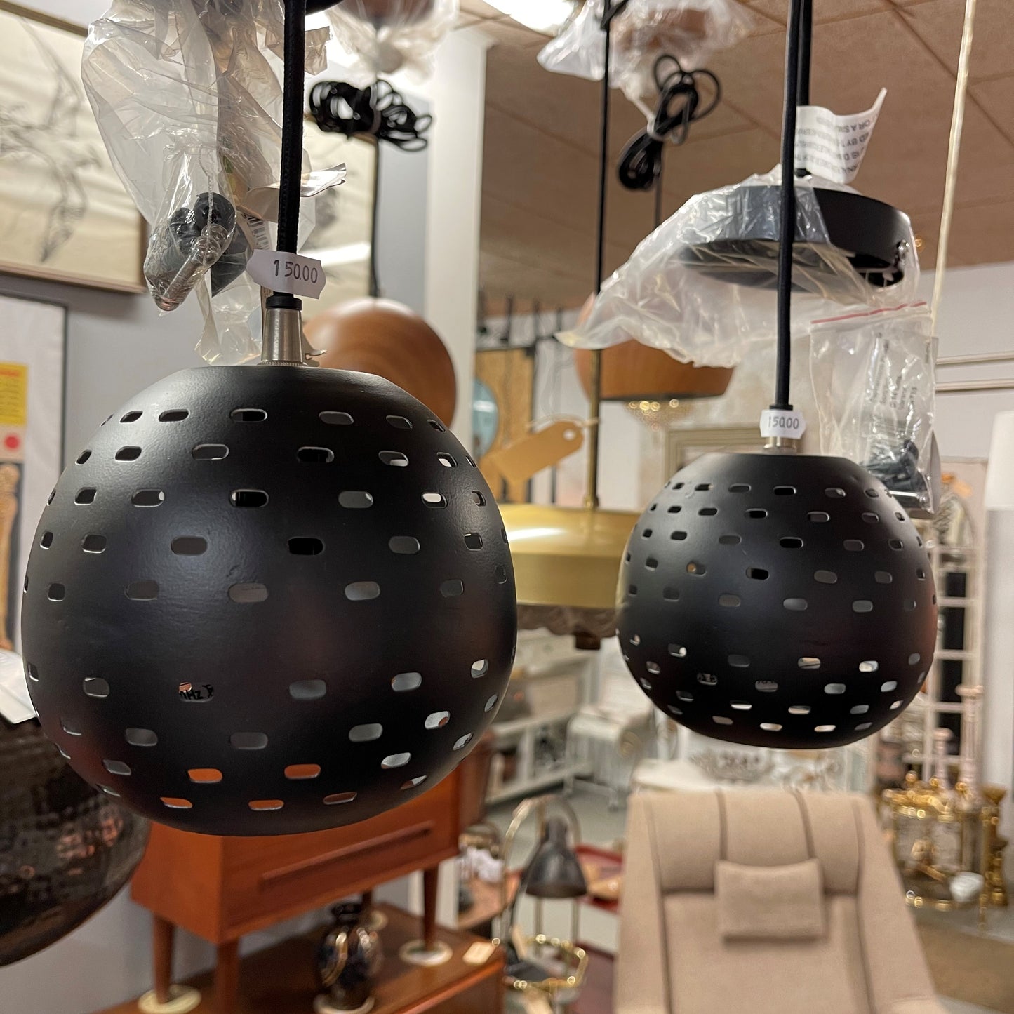Sort metal loftlampe med huller