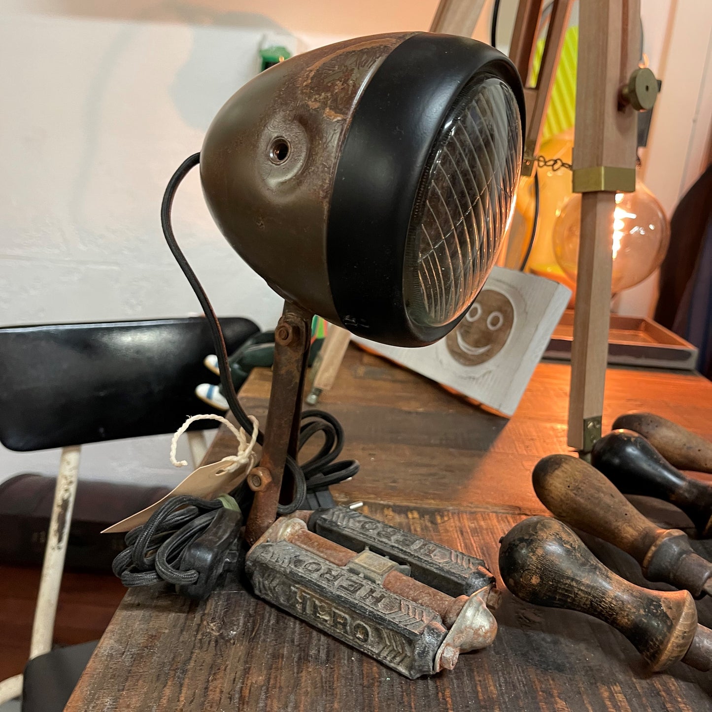 Rå bordlampe med pedal