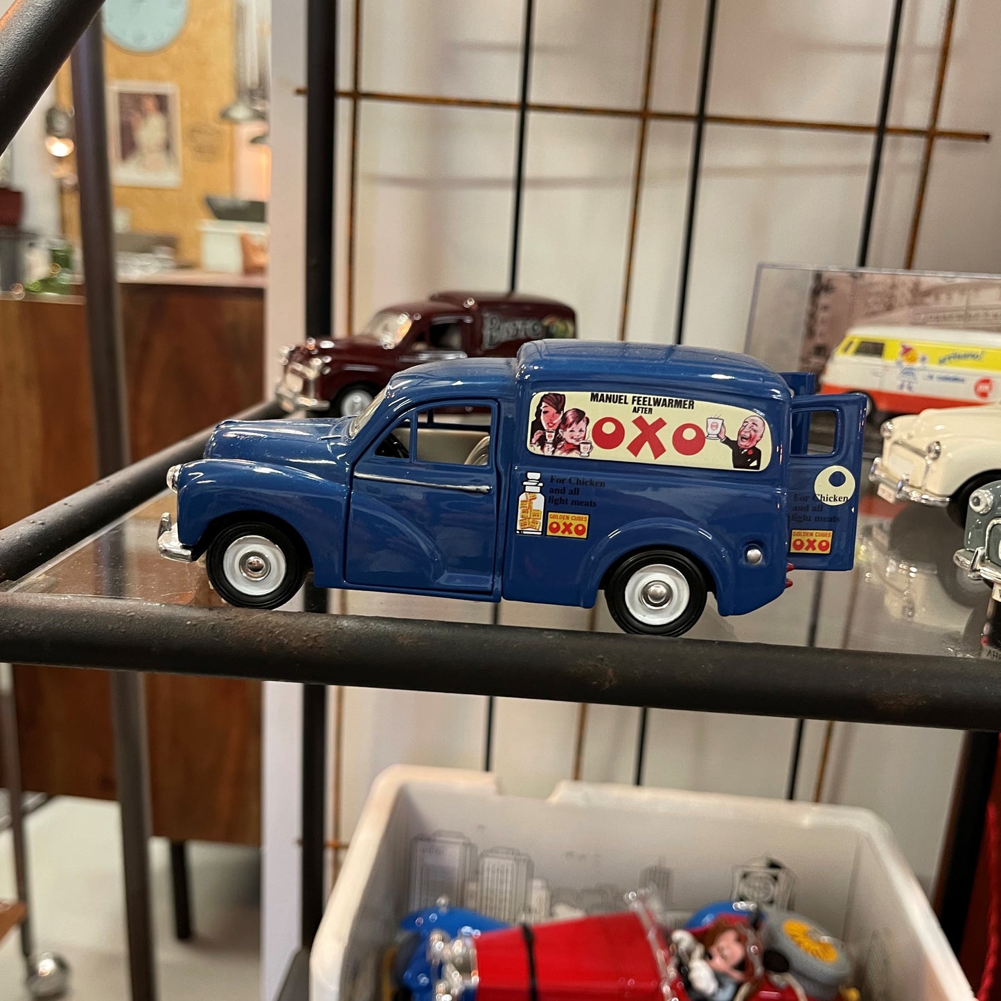 Morris Minor i farven blå med logo