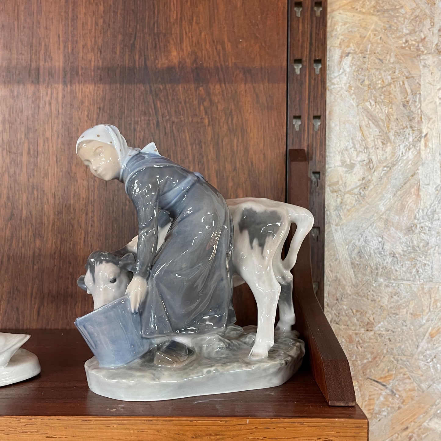 Royal Copenhagen figur med dame malker ko