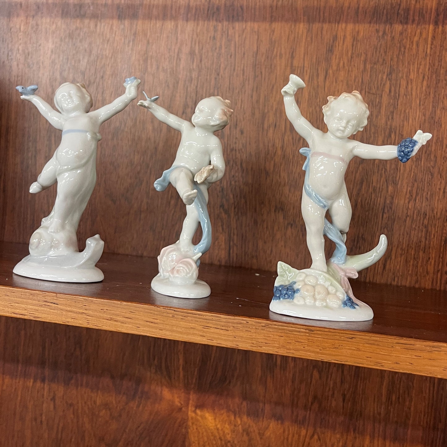 Porcelæns figure 3 drenge i hvid