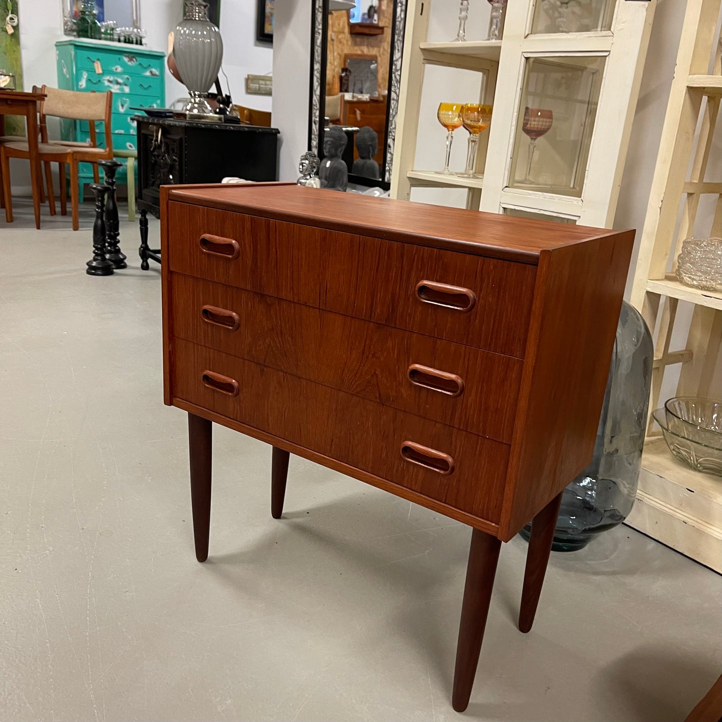Teak antik entre møbel i perfekt stand H65, B 61, D30