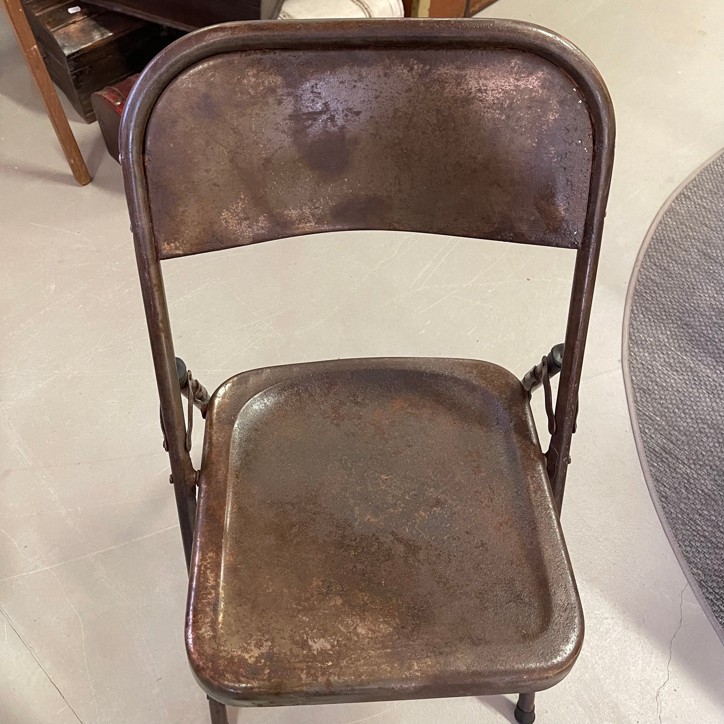 Rustik jernklapstol lakeret med helt rigtig rå patina