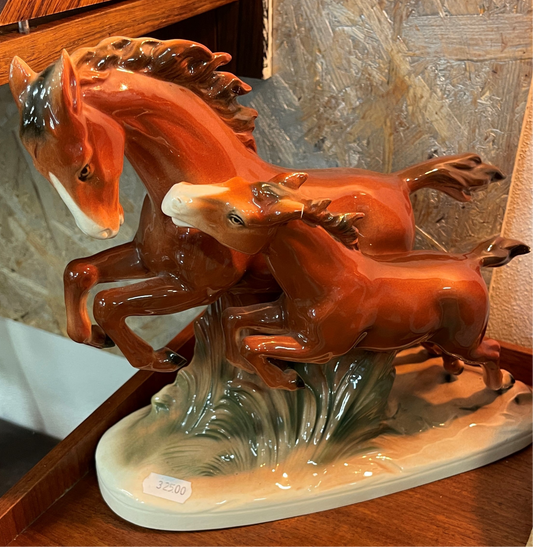 Keramik figur 2 heste der leger