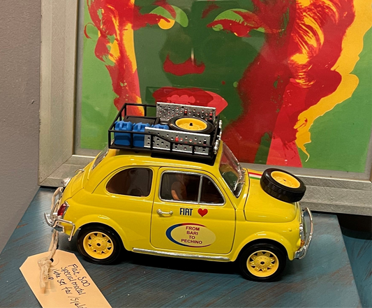 Lille sød Fiat 500 model bil i farven gul