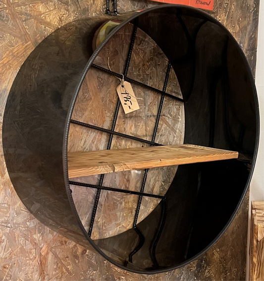 Fed sort Vin reol til væggen