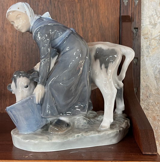 Royal Copenhagen figur med dame malker ko