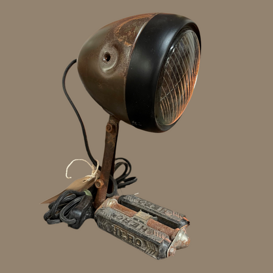 Rå bordlampe med pedal