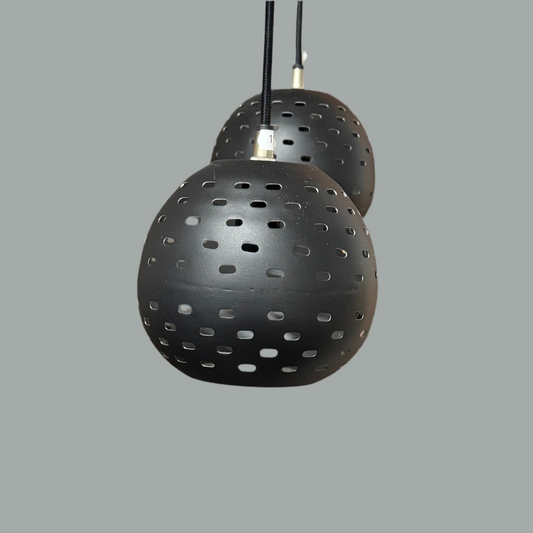 Sort metal loftlampe med huller