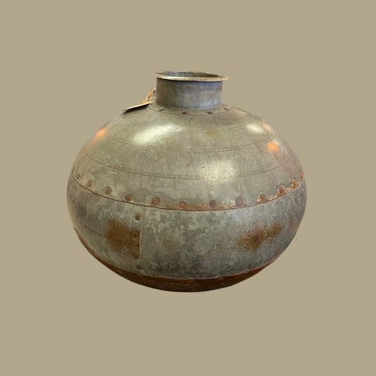 Unik metal bowle med nitter
