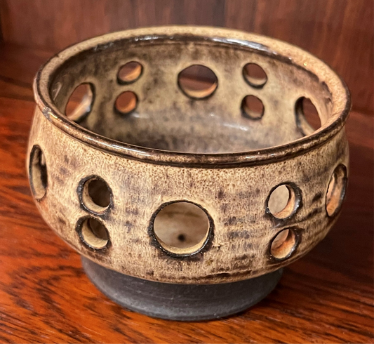 Fyrfads skål i stentøj