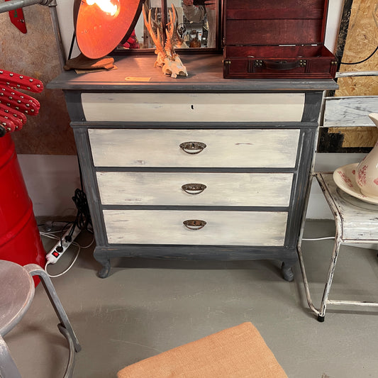 Træ kommode med skuffer