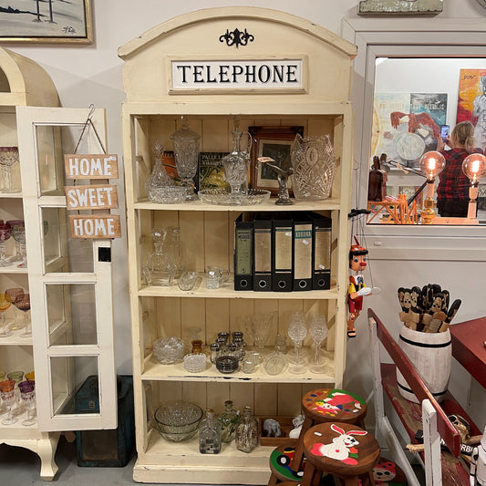 TræReol i design som gammel telefonboks i farven råhvid