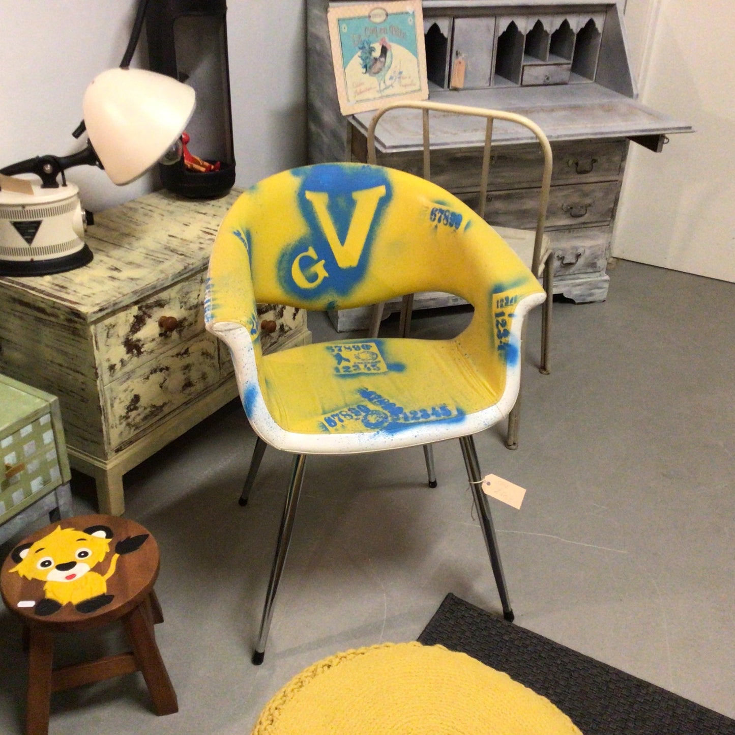 Unika gul stol med tekst