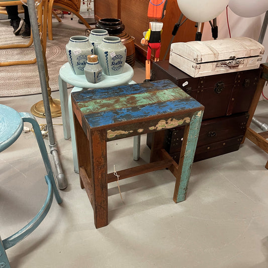 Skammel i genbrugstræ med lækre farver (hver forskellig)