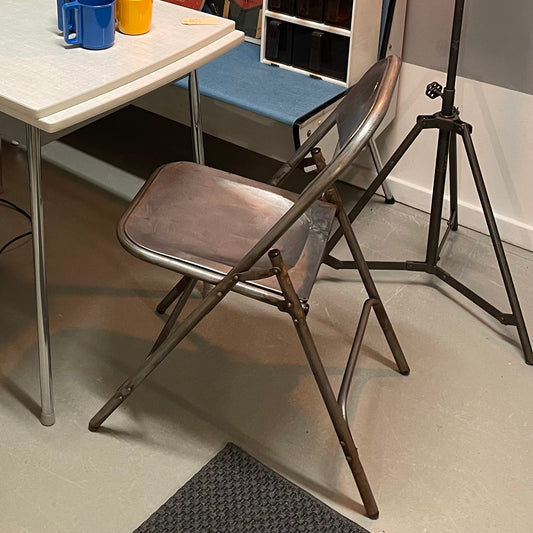 Rustik klapstol i poleret stål med helt rigtig patina