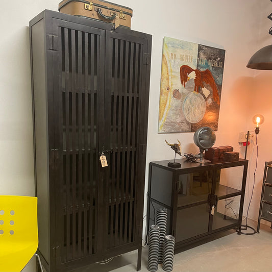 Det fedeste metalskab med jerntremmer